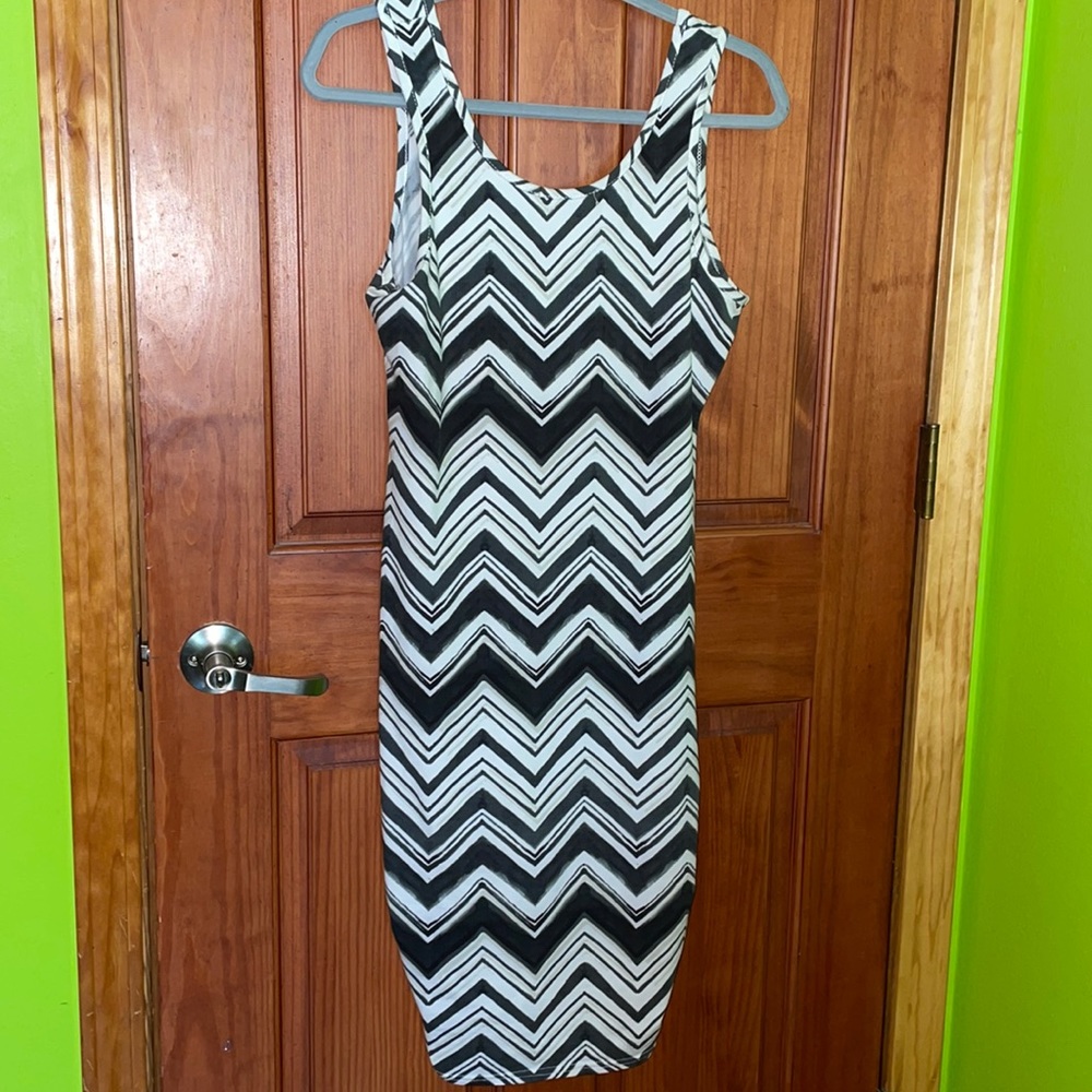 Black, white, and gray zig zag print dress 🐦